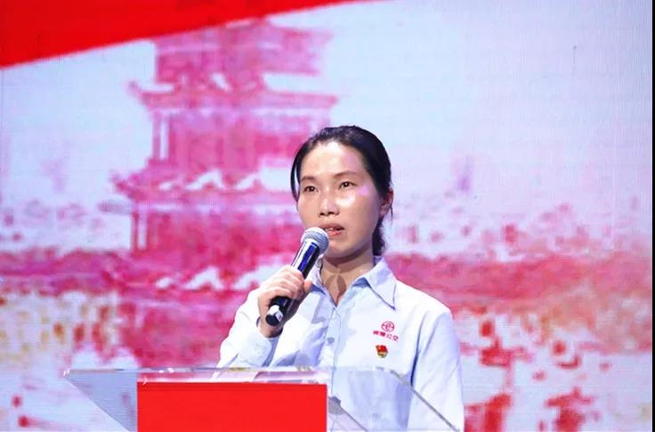 驕傲！蓮城最“牛”女公交車司機，獲全市先進典型推介！