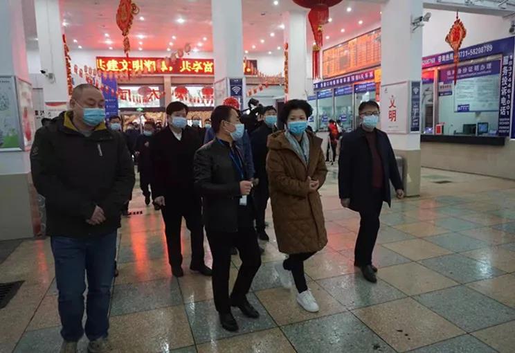 張迎春在交發集團湘運公司檢查春運工作