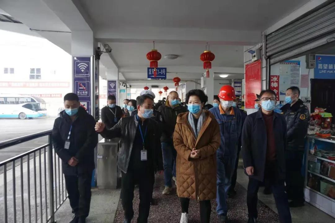 張迎春在交發集團湘運公司檢查春運工作