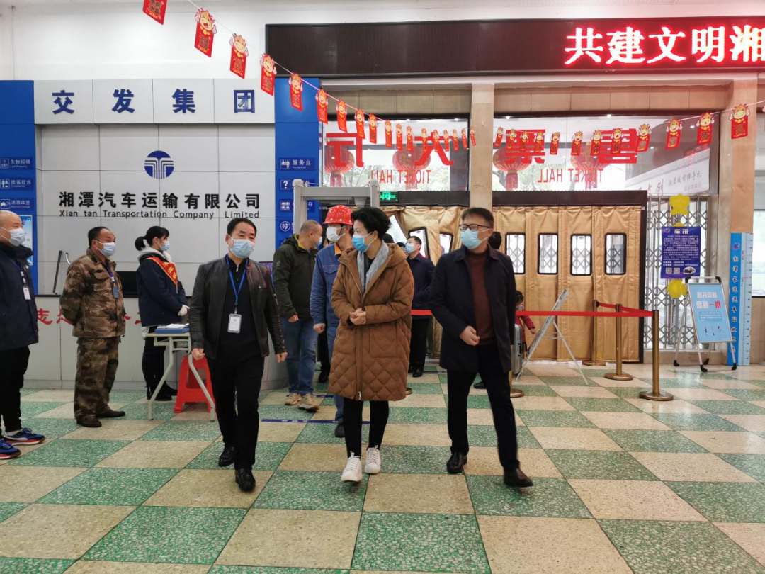 張迎春在交發集團湘運公司檢查春運工作