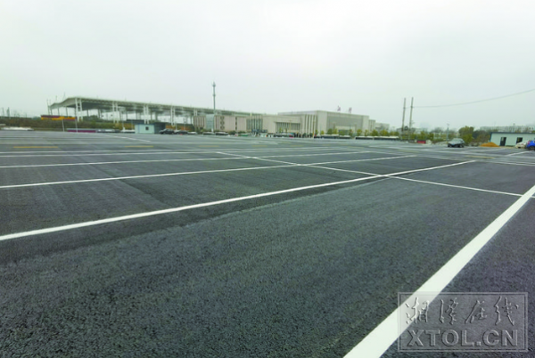 湘潭火車站南廣場公交站場修葺一新，只等公交車輛入駐。（記者 譚濤 攝）