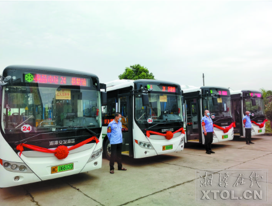 全新的24路純電動公交車整裝待發。（記者 譚濤 攝）