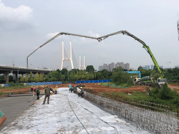 三大橋河東匝道建設工程完成南北匝道橋面鋪筑。
