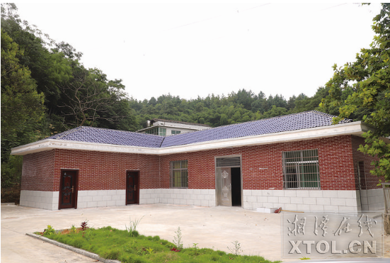 加大對對口幫扶村的基礎設施建設和產業幫扶資金支持。圖為湘鄉市月山鎮紅日村新修建的組織活動場所。