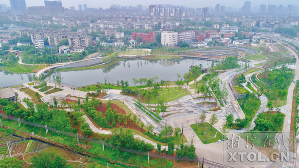 湘潭城發集團將城市黑臭水治理作為完善基礎設施建設，改善百姓居住環境，提升群眾幸福指數，提高城市防洪防災能力的一項重要舉措來抓。圖為治理后的百畝湖公園。 （羅韜 攝）