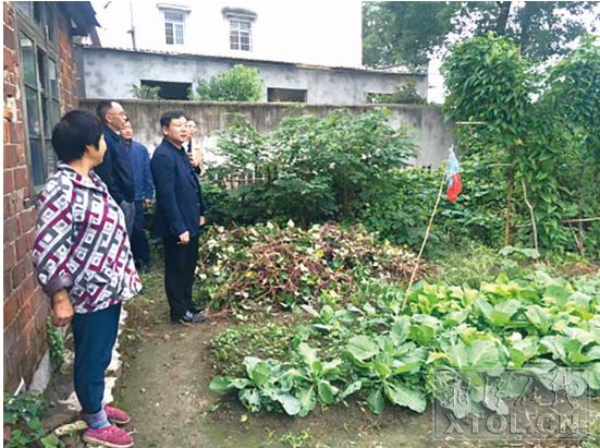 湘潭城發集團黨委副書記、總經理程獻來到陳高家中走訪，了解生產生活情況。