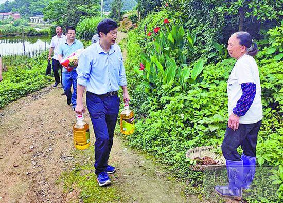 “戶幫戶親幫親，互助脫貧奔小康”，開展走訪慰問。