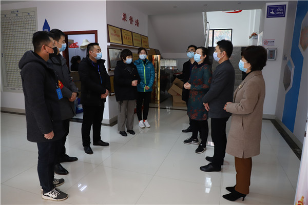 集團黨委副書記、監事會主席唐世榮到聯點社區橋灣社區看望一線防疫工作者，贈送物資.jpg