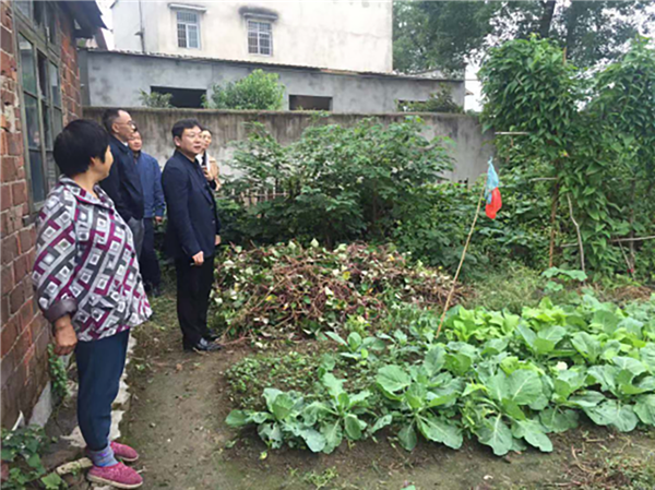 集團黨委副書記、總經理程獻為聯點貧困戶產業發展出主意.png