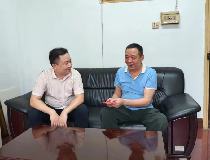 第17張：集團(tuán)黨委委員、紀(jì)委書記肖崢慰問城發(fā)交運(yùn)集團(tuán)困難黨員楊國生.jpg