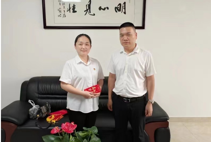 第14張：集團(tuán)黨委委員、副總經(jīng)理黃立新慰問城發(fā)交運(yùn)集團(tuán)困難黨員張岱.jpg