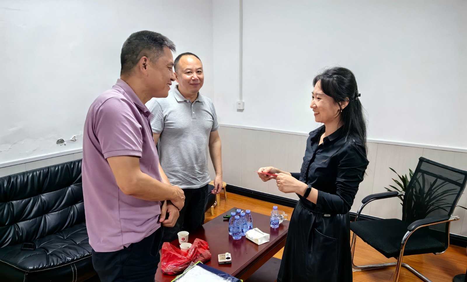 第15張：l集團(tuán)黨委委員、副總經(jīng)理王湘雷慰問城發(fā)紅旅集團(tuán)困難黨員戴靈芝.jpg