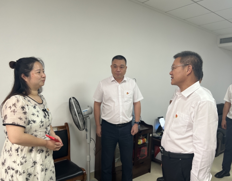 第4張：集團(tuán)黨委書記、董事長周俊文慰問城發(fā)科技集團(tuán)困難黨員彭煒麗.jpg