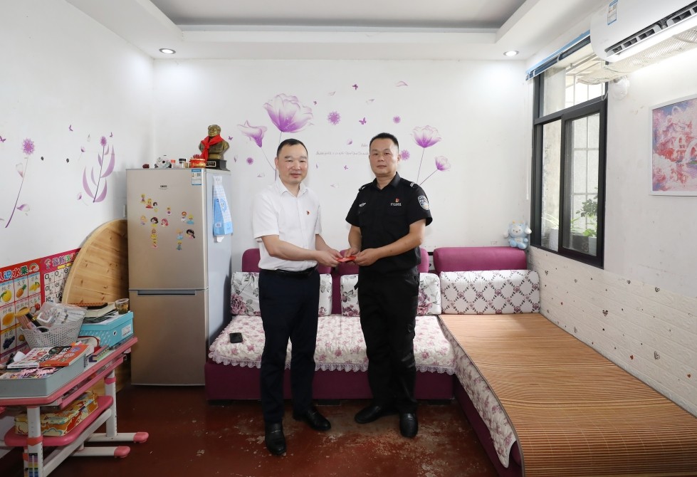 第8張：集團(tuán)黨委委員、副總經(jīng)理胡繼軍慰問城發(fā)湘盾集團(tuán)困難黨員戴力強(qiáng).jpg