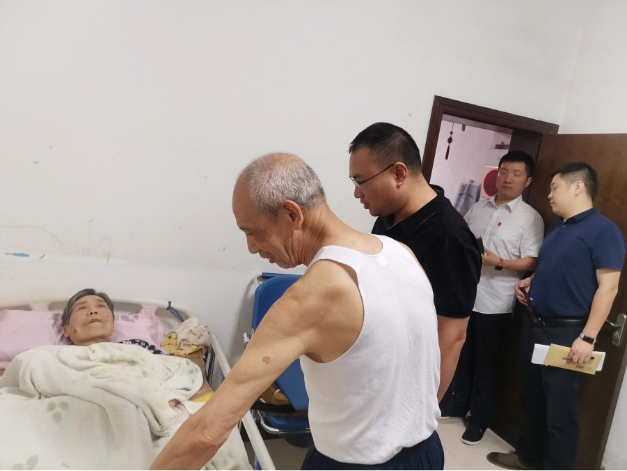 第2張：市國資委黨委委員、副主任胡野天慰問城發(fā)交運(yùn)集團(tuán)困難黨員周雨群.jpg
