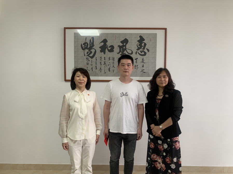第9張：集團(tuán)黨委委員、副總經(jīng)理孫桂英慰問城發(fā)物業(yè)集團(tuán)困難黨員劉文.jpg